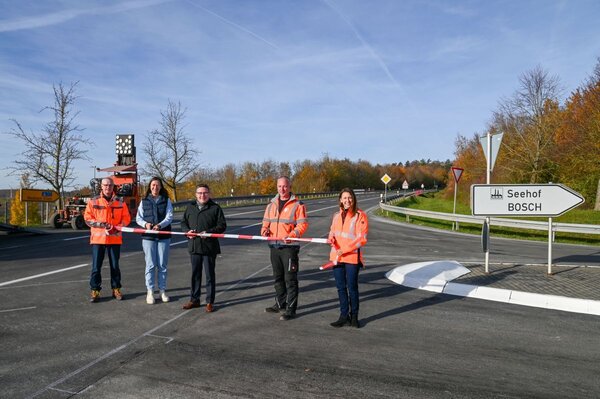 Mit der Fahrbahndeckenerneuerung zwischen den Abzweigungen zur B 292 und zur K 2842 ist die nahezu vollst�ndige Sanierung der K 2877 nunmehr abgeschlossen. Dar�ber freuten sich bei der symbolischen Verkehrsfreigabe des Autobahnzubringers (von links) Stra�enbauamtsleiter Markus Metz, B�rgermeisterin Heidrun Beck (Boxberg), Landrat Christoph Schauder, Bauleiter Simon G�pfert (Konrad-Bau) und Projektleiterin Hanna Kuznetsova (Stra�enbauamt).