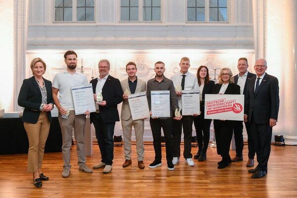 Bei der DMH-Landesfeier in Stuttgart (v. l.): Wirtschaftsministerin Nicole Hoffmeister-Kraut, Zerspanungsmechaniker Dogukan Tekinsoy, Kammerprsident Ralf Rothenburger, Elektroniker Jan Schukraft, Verfahrenstechnologe Erald Almeta, Metallbauer Markus Kellermann, DMH-Beauftragte Anne Aheimer, Abteilungsleiterin Berufsbildung Kerstin Lchtenborg, Hauptgeschftsfhrer Ralf Schnrr und Landeshandwerksprsident Rainer Reichhold.