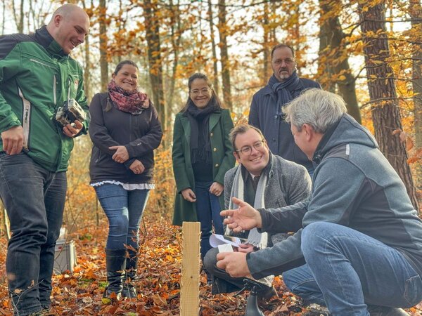 Dialog vor Ort: Wildtierbeauftragter Hans-Peter Scheifele (r.) erluterte gemeinsam mit weiteren Kollegen dem Ersten Landesbeamten Florian Busch (3.v.r.) und den Amtsleiterinnen Jasmin Kaibel (Rechts- und Ordnungsamt, Bildmitte) sowie Dr. Monique Mller (Umweltschutzamt) die Ablufe des Projektes.