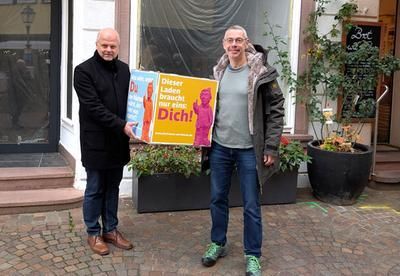 Dieses Bild zeigt Fachbereichsleiter Volker Mohr und Altstadtmanager Christian Schlager, die einen der Werbewürfel für die Aktion Freiräume zeigen.