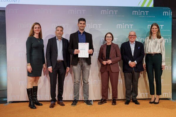 Die Gewerbliche Schule Bad Mergentheim wurde zum f�nften Mal als "MINT-freundliche Schule" ausgezeichnet. �ber die Ehrung freuten sich Stephan Lurz (3.v.l.), MINT-Fachlehrer der Gewerblichen Schule Bad Mergentheim, Sandra Boser (3.v.r.), Landtagsabgeordnete und Staatssekret�rin im Ministerium f�r Kultus, Jugend und Sport Baden-W�rttemberg, sowie weitere MINT-Partner.
