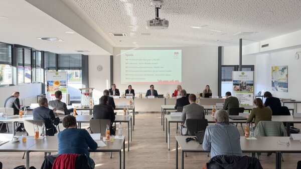 Im Mittelpunkt der Lenkungskreissitzung "Klimaschutz Main-Tauber-Kreis" standen die Aktivitten zu den Leuchtturmprojekten "Energieeffizienz" und "Solarinitiative" aus dem Klimaschutzkonzept des Landkreises und die Projekte der Energieagentur Main-Tauber-Kreis.