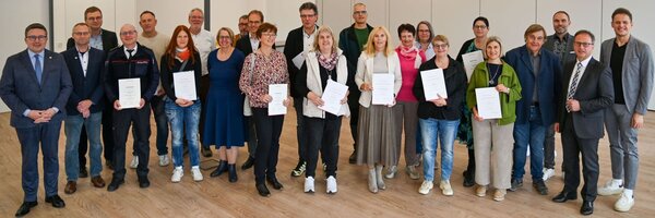 860 Jahre Berufserfahrung im ffentlichen Dienst: Landrat Christoph Schauder (l.) hat gemeinsam mit dem Ersten Landesbeamten Florian Busch sowie den Dezernenten, Amtsleitern und weiteren Vertretern des Kreistags insgesamt 26 Mitarbeitende fr ihr 25-jhriges oder 40-jhriges Dienstjubilum geehrt.