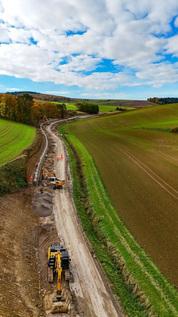 Beim Ausbau der K 2800 Messelhausen - Zimmern laufen aktuell der Bau der St�tzw�nde und die Verbreiterung der Stra�e. Die Arbeiten liegen im Plan.