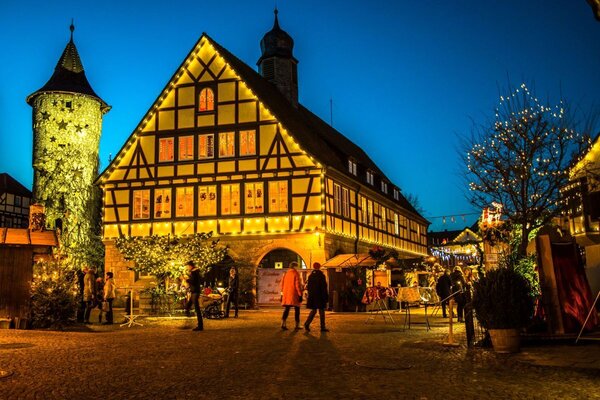 Mit einer romantischen Wohlfhlatmosphre laden die Veranstaltungen und Weihnachtsmrkte, wie der mrchenhafte Weihnachtsmarkt in Niederstetten, zum Verweilen ein. 