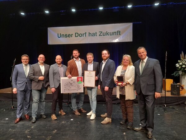 ber die Goldmedaille fr Rauenberg beim Landeswettbewerb Unser Dorf hat Zukunft freuen sich (von links) Landrat Christoph Schauder, Brgermeister Roger Henning, die Ortschaftsrte Helmut Helmker, Holger Weis, Thorsten Ullrich und Julian Ullrich sowie Ortsvorsteherin Margarete Schmidt. Die Auszeichnung wurde von Minister Peter Hauk (rechts) berreicht.
