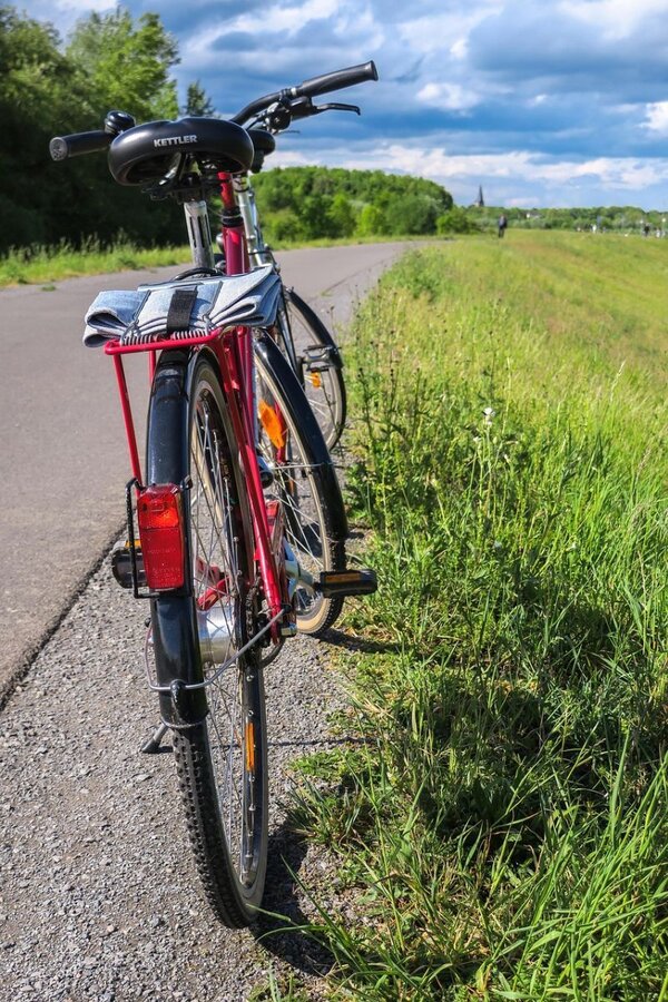 Das Foto zeigt ein an einem Radweg abgestelltes Fahrrad.