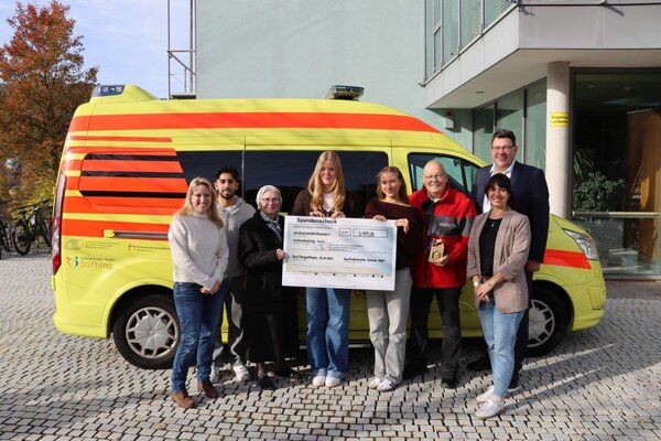 Die Spende der SMV der Kaufm�nnischen Schule Bad Mergentheim mit ihren SMV-Lehrern Christina Behr (zweite von rechts) und Manuela Kranich (links au�en) wurde feierlich an den F�rderverein des Caritas Krankenhauses, vertreten durch Gesch�ftsf�hrer Helmut Wolf (dritter von rechts) und Schwester Maria-Regina Zohner (dritte von links), �bergeben.