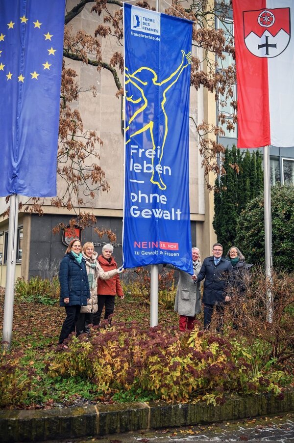Sie hissten vor dem Landratsamt gemeinsam die Fahne der Organisation "Terre des Femmes" mit der Aufschrift "Frei leben, keine Gewalt" (v.l.): Die Vorsitzende des Vereins "Frauen helfen Frauen", Gayle L�dtke-Beemer, Sozialdezernentin Elisabeth Krug, Schatzmeisterin Margret Post, Vorstandsfrau Heidrun Mansch, Landrat Christoph Schauder und Schriftf�hrerin Sylvia Schmid.