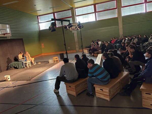 Das Theaterstck "Drogen - von Gras zu Crystal Meth" hat rund 200 Schlerinnen und Schler der Gewerblichen Schule Tauberbischofsheim zu den Gefahren des Drogenkonsums sensibilisiert.