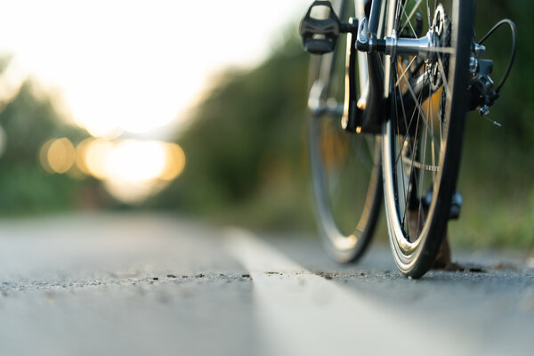 Ein Fahrrad auf einem Radweg: Im Verwaltungs- und Finanzausschuss wurde der Baubeschluss zum Neubau des Radwegs entlang der Kreisstra�e K 2808 zwischen Oberwittighausen und G�tzingen gefasst.