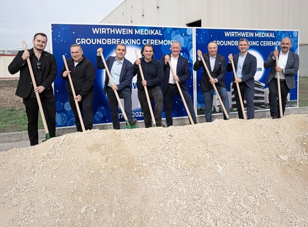 Grundsteinlegung am 27. Oktober 2025 f�r den Neubau und damit den Einstieg von Wirthwein in den t�rkischen Medizintechnikmarkt: v. l.: Vom beauftragten Bauunternehmens FabYapi Ekrem �zt�rk und Nuri Yasar �zt�rk und vom Unternehmen Wirthwein bzw. Farel: Muhammet Tekin, Halit B�y�kkusoglu, Marcus Wirthwein, �mer Burhanoglu, Murat Peker und Fuat Cengiz.