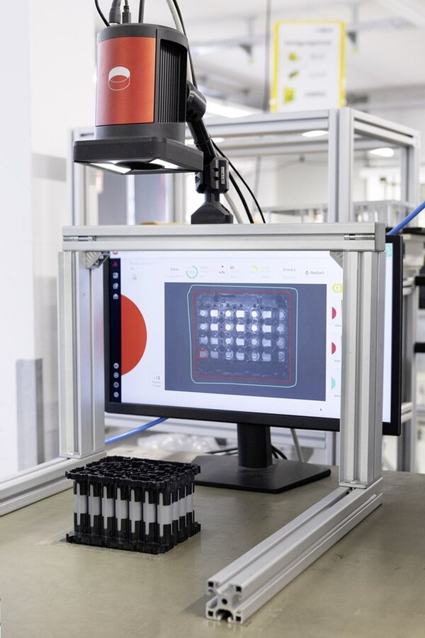 Ansmann Qualit�tssicherung durch KI- Bildverarbeitung in der Akkupackproduktion: In der Produktion der Ansmann AG kommt das Automated Visual Inspection System S70 zum Einsatz. Das eingesetzte System erkennt Fehlbest�ckungen, sodass Fehler bereits vor dem nachfolgenden Prozess erkannt und behoben werden k�nnen.