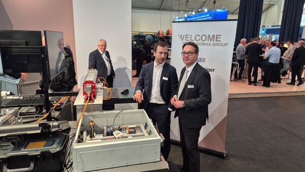 Am Messestand der adaptronic Pr�ftechnik GmbH (Stand Komax) sprach Wirtschaftsf�rderer J�rgen Strahlheim (rechts) mit Simon M�ller, Produktmanager Software.