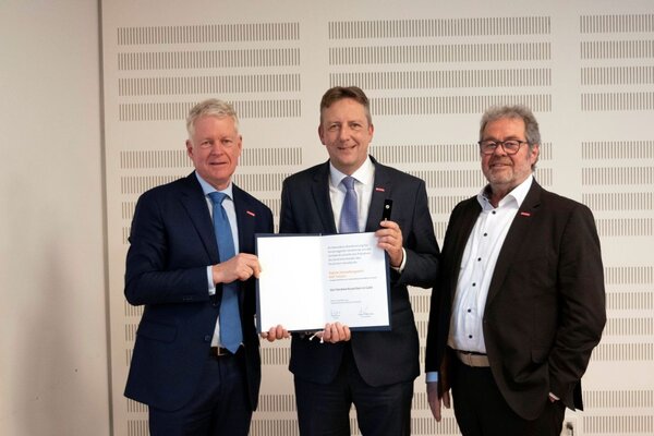 Ralf Schn�rr (Mitte), Hauptgesch�ftsf�hrer der Handwerkskammer Heilbronn-Franken, wurde von Holger Schwannecke (l.), Generalsekret�r des Zentralverbands des Deutschen Handwerks (ZDH), mit dem Handwerkszeichen in Gold geehrt. Auch Kammerpr�sident Ralf Rothenburger begl�ckw�nschte Ralf Schn�rr zu seiner Auszeichnung.