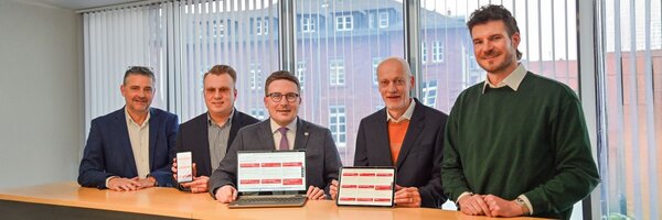 Das Landratsamt Main-Tauber-Kreis bietet inzwischen mehr als 100 Dienstleistungen online an: Darber freuen sich (von links) Dezernent Torsten Hauck, Markus Moll als Verantwortlicher fr die Gestaltung der Kreis-Website, Landrat Christoph Schauder sowie die Verantwortlichen fr die Informationstechnologie, Dietmar Hirsch, und fr die Digitalisierung, Julian Wegmann.