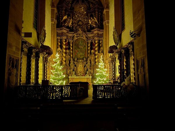Das Foto zeigt den weihnachtlich geschmückten Innenraum der Klosterkirche.