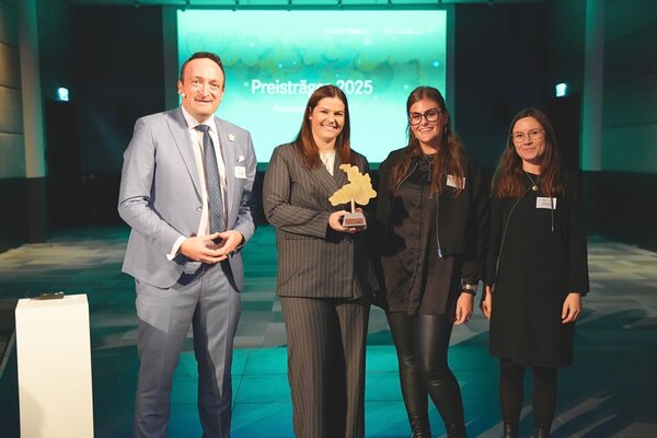 J�rg Ernstberger (Gesch�ftsf�hrer S�dwestmetall Bezirksgruppe Heilbronn/Region Franken) �bergibt den Preis an das Team der Futurelabs Sophie Krimmer, Fenja Henninger und Sina Hautzinger.