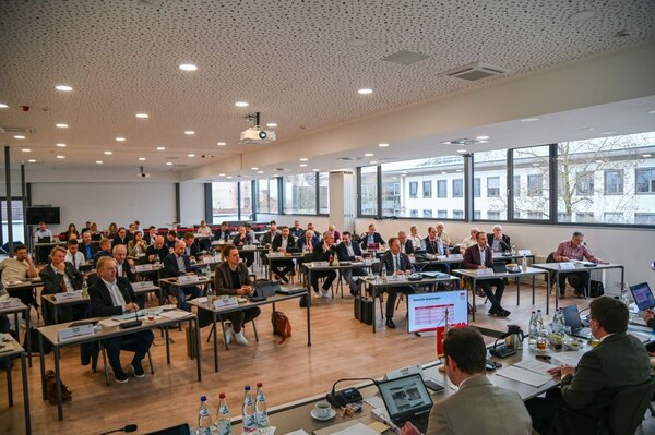 Das Foto zeigt eine Sitzung des Kreistags.