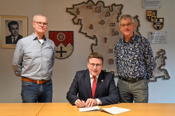 Bei der Unterzeichnung der Vereinbarung mit dem Regierungspr�sidium zur Sanierung der L 1020: Stra�enbauamtsleiter Markus Metz (links), Landrat Christoph Schauder (Mitte) und Dezernent Werner R�ger (rechts).