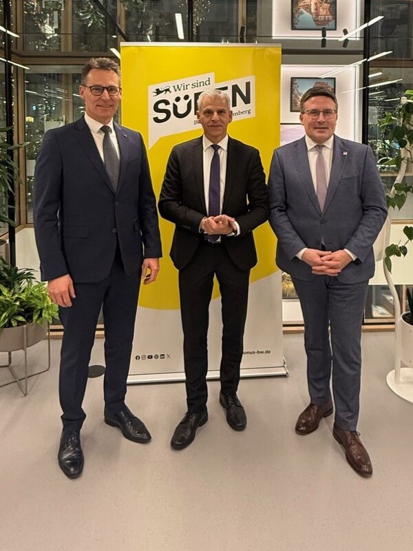 Wahl beim Tourismusverband Baden-W�rttemberg: Vizepr�sident Dr. Hans-Ulrich Kauderer (Landesvorsitzender des DEHOGA, von links), Pr�sident Dr. Patrick Rapp MdL (Staatssekret�r im Ministerium f�r Wirtschaft, Arbeit und Tourismus Baden-W�rttemberg) und Vizepr�sident Christoph Schauder (Landrat des Main-Tauber-Kreises) freuen sich auf die Zusammenarbeit.