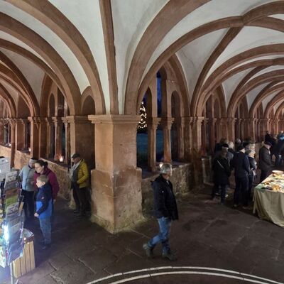 Der Bronnbacher Weihnachtsmarkt bleibt ein Besuchermagnet: Stimmungsvoll geschm�ckte St�nde im Kreuzgang mit einem vielf�ltigen Warenangebot und der kostenlose Weihnachtsshuttle haben rund 3000 Besucherinnen und Besucher in die ehemalige Zisterzienserabtei gelockt.