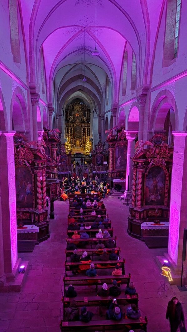 Bild vergr&ouml;&szlig;ern: Das Bild zeigt die stimmungsvoll beleuchteten Klosterkirche von innen, während einem Kurzkonzert.