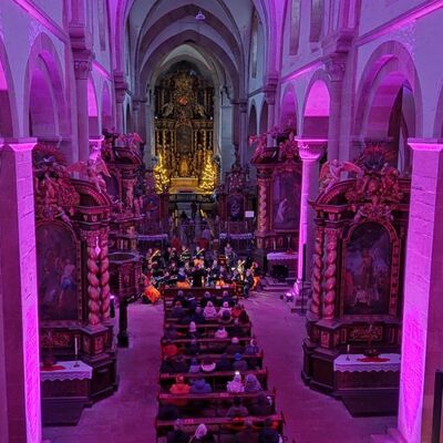 Das musikalische Programm in der Klosterkirche konnte sich an beiden Tagen sehen lassen: Mit Kurzkonzerten von etwa einer Stunde �berzeugten die Musikkapellen und Ch�re aus der Region die Zuh�rerinnen und Zuh�rer in der stimmungsvoll beleuchteten Klosterkirche.