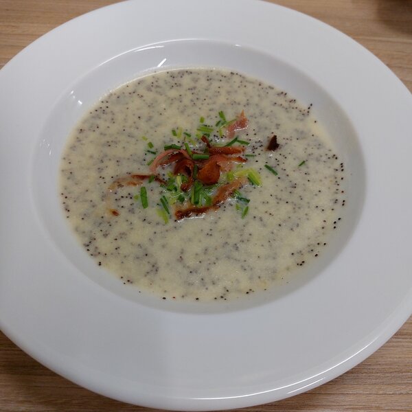 Das Bild zeigt einen Teller mit Mohnsuppe. 