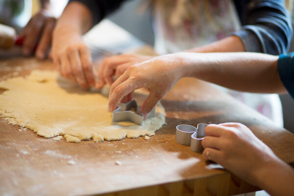 Kinder beim Pl&auml;tzchen backen 