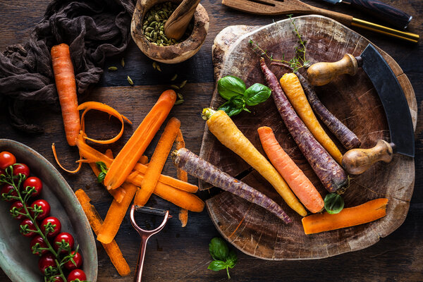 Das Foto zeigt bunte Karottenvielfalt auf einem Tisch.  