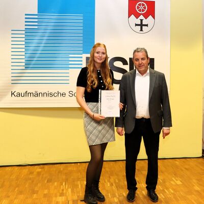 Maren Moninger freut sich als Jahrgangsbeste mit Abteilungsleiter Gottfried Gunzenhauser.