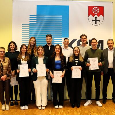 Stolz pr�sentieren die Absolventen ihre Schulpreise Abteilungsleiter Gottfried Gunzenhauser und Stellvertreterin Ute Pfl�ger.