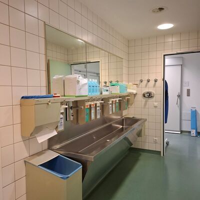 Der Raum, in dem sich das Klinikpersonal vor den Eingriffen einw&auml;scht, damit diese sp&auml;ter steril stattfinden k&ouml;nnen