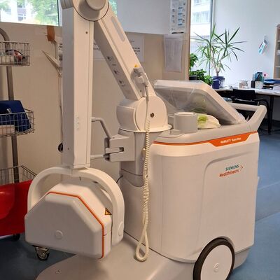 Ein mobiles R&ouml;ntgenger&auml;t, mit dem man Patienten auf der Station mobil, d.h. direkt im Bett r&ouml;ntgen kann