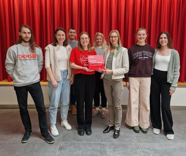 Freuen sich �ber die Auszeichnung der EPE Bad Mergentheim mit dem DKMS-Schulsiegel von links: Fabian Apostel (DKMS-Referent), Sarah Rodrigues (Lehrerin), Alexander Hem-merich (Lehrer), Anna Bohn (DKMS-Referentin), Sophie Scheffzek (Lehrerin), Anke Mund (Schulleiterin), Elena Grafberger und Malin Brand (Sch�lersprecherinnen).
