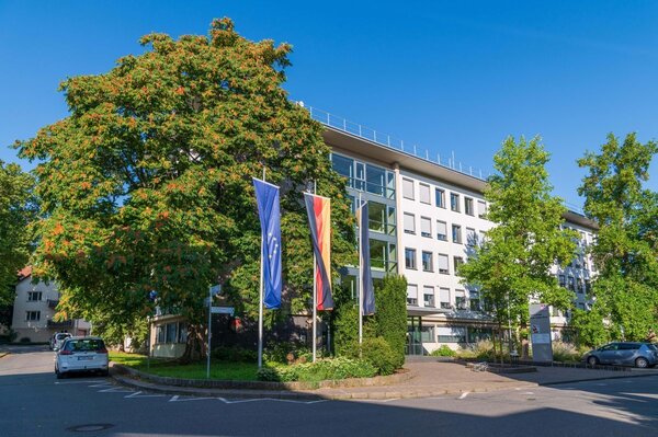 Hauptgeb�ude des Landratsamtes Main-Tauber-Kreis: Die Dienststellen der Kreisverwaltung in Bad Mergentheim, Tauberbischofsheim und Wertheim bleiben am Freitag, 2. Januar, auf-grund der Konstellation der Feiertage geschlossen.