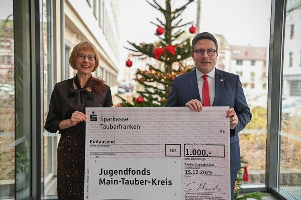 Sozialdezernentin Elisabeth Krug freute sich �ber den symbolischen Scheck: Landrat Christoph Schauder verzichtet auch in diesem Jahr auf Weihnachtspost und spendet stattdessen f�r den Jugendfonds Main-Tauber-Kreis.