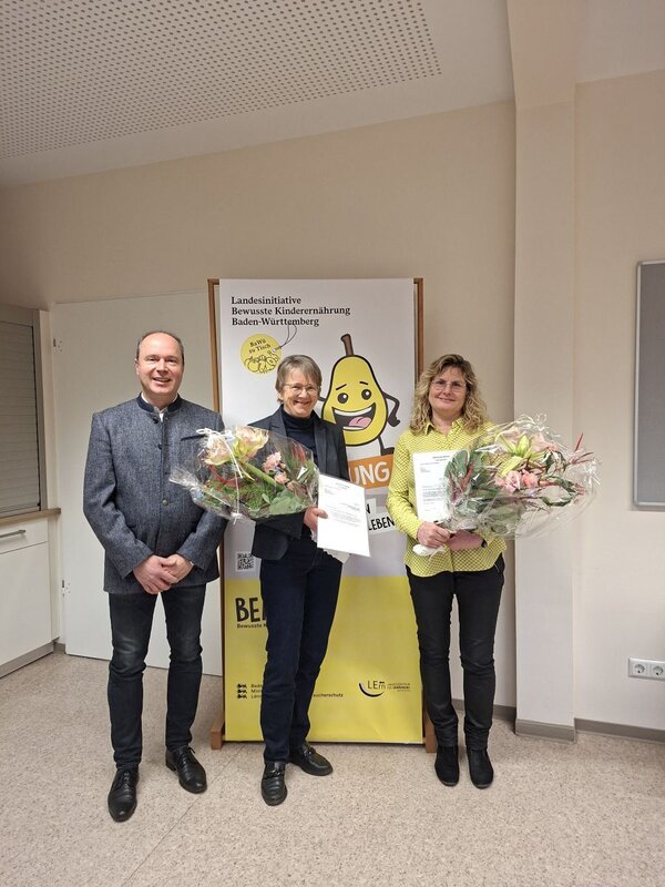 40 Jahre Berufserfahrung in der Ern�hrungsbildung, v.l.: Der Leiter des Landwirtschaftsamtes, Marcus K�hler, gratuliert den beiden BEKI-Referentinnen Beate Laumeyer und Heike Zink.