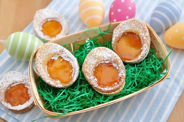 Das Bild zeigt eif&ouml;rmige Kekse in einem Nest und Dekoeier