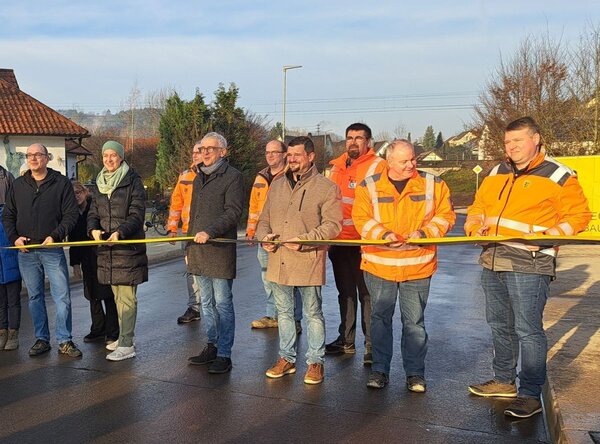 �ber die Freigabe des Neubaus der Umpferbr�cke an der L 579 in Untersch�pf freuten sich (von links): Dirk Borsdorf (Stra�enbauamt Landratsamt Main-Tauber-Kreis), B�rgermeisterin Heidrun Beck, Dieter Maierh�fer (Leiter Baureferat Nord im Regierungspr�sidium), Ortsvorsteher Stefan Graf, Siegbert Kappes (Leiter Stra�enmeisterei Tauberbischofsheim) sowie weitere Vertreter des Regierungspr�sidiums und der Baufirma Leonhard Weiss.