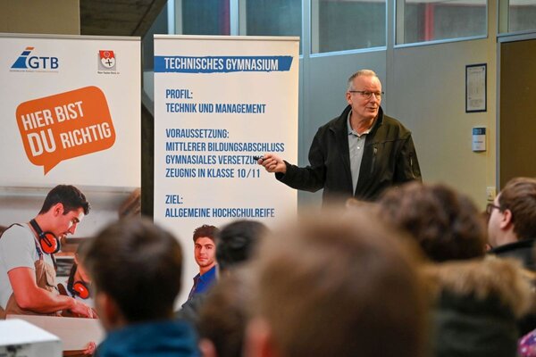 Jens Arne M�nnig stellt Sch�lerinnen und Sch�lern den Wirtschaftsstandort Main-Tauber-Kreis vor.