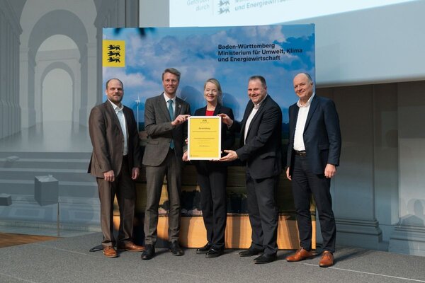 Bei der �bergabe des Zuwendungsvertrags (von links): Tobias Guttroff, OB Markus Herrera Torrez, Umweltministerin Walker, Stadtwerke-Gesch�ftsf�hrer Thomas Beier und Werner Spec von der H2 Main-Tauber.