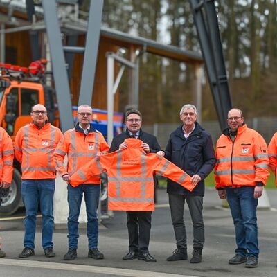 Neuer Name, neue Kleidung: Das Stra�enbauamt des Landratsamtes Main-Tauber-Kreis wird mit Beginn des neuen Jahres in das Amt f�r Stra�en- und Radwegebau umbenannt. Zudem erhalten die Stra�enw�rter k�nftig eine einheitliche Dienstkleidung. Landrat Christoph Schauder (Bildmitte) freut sich gemeinsam mit (v.l.) Stra�enw�rter Michael Fr�hlich, dem stellvertretenden Amtsleiter Dirk Borsdorf, Amtsleiter Markus Metz, Dezernent Technik Werner R�ger, Leiter der Stra�enmeisterei K�lsheim Martin Winkler sowie Marcel Elleser �ber die neue Dienstkleidung.