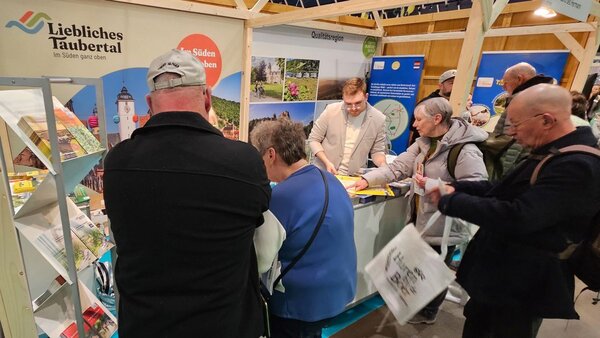 Viele interessierte Besucher am Messestand des Lieblichen Taubertals auf der Vakantiebeurs in Utrecht. 