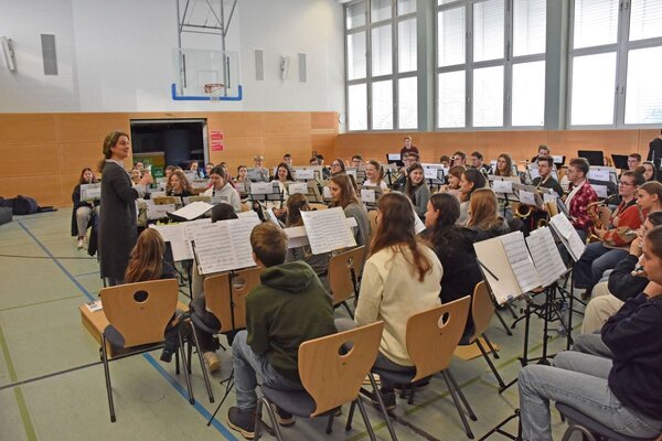 Fast 90 Teilnehmerinnen und Teilnehmer des Kreisjugendblasorchesters haben sich zu einer ersten Verst�ndigungsprobe getroffen. In den Osterferien findet die Probewoche statt, die mit zwei Konzerten am Samstag, 11. April, in Assamstadt sowie am Sonntag, 12. April, in Weikersheim endet.