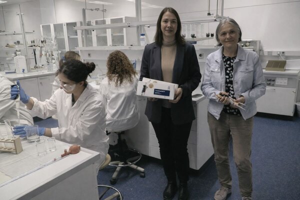 Freude �ber die Schenkung f�r das Labor des Biotechnologischen Gymnasiums am Beruflichen Schulzentrum Wertheim: Debora Reinhardt, Projektmanagerin f�r Pipettierger�te bei der Wertheimer Firma Brand, (2.v.r.) �berreichte Dr. Elke Bleifu� die wertvollen Mikropipetten f�r den Schulunterricht im Labor des Biotechnologischen Gymnasiums.