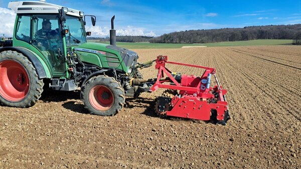 Sommergerstenaussaat auf dem Versuchsfeld: Das Landwirtschaftsamt bietet Ende Januar sowie Anfang Februar Informationsabende und Schulungen zu aktuellen Themen aus dem Pflanzenbau an.