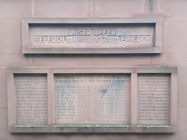 Das Foto zeigt das Soldatendenkmal auf dem Friedhof in Kembach.