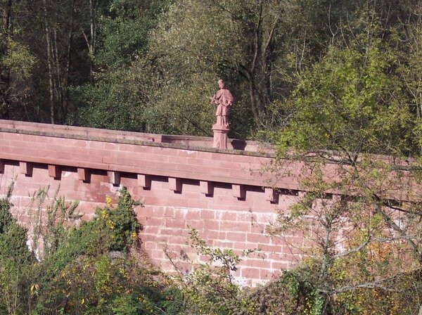 Auf dem Bild sieht man die Tauberbr&uuml;cke mit dem Heiligen Nepomuk.